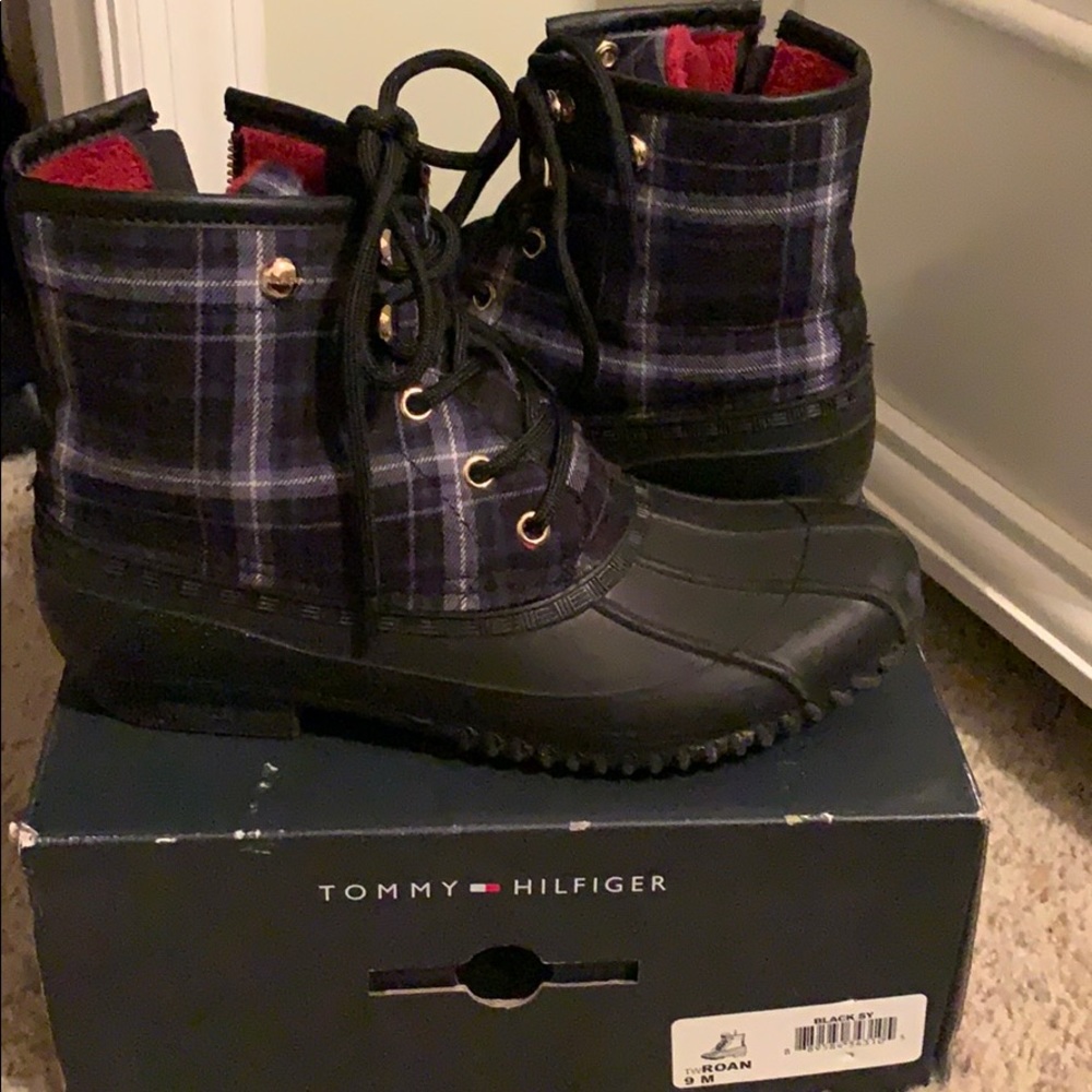 TOMMY HILFIGER DUCK BOOTS